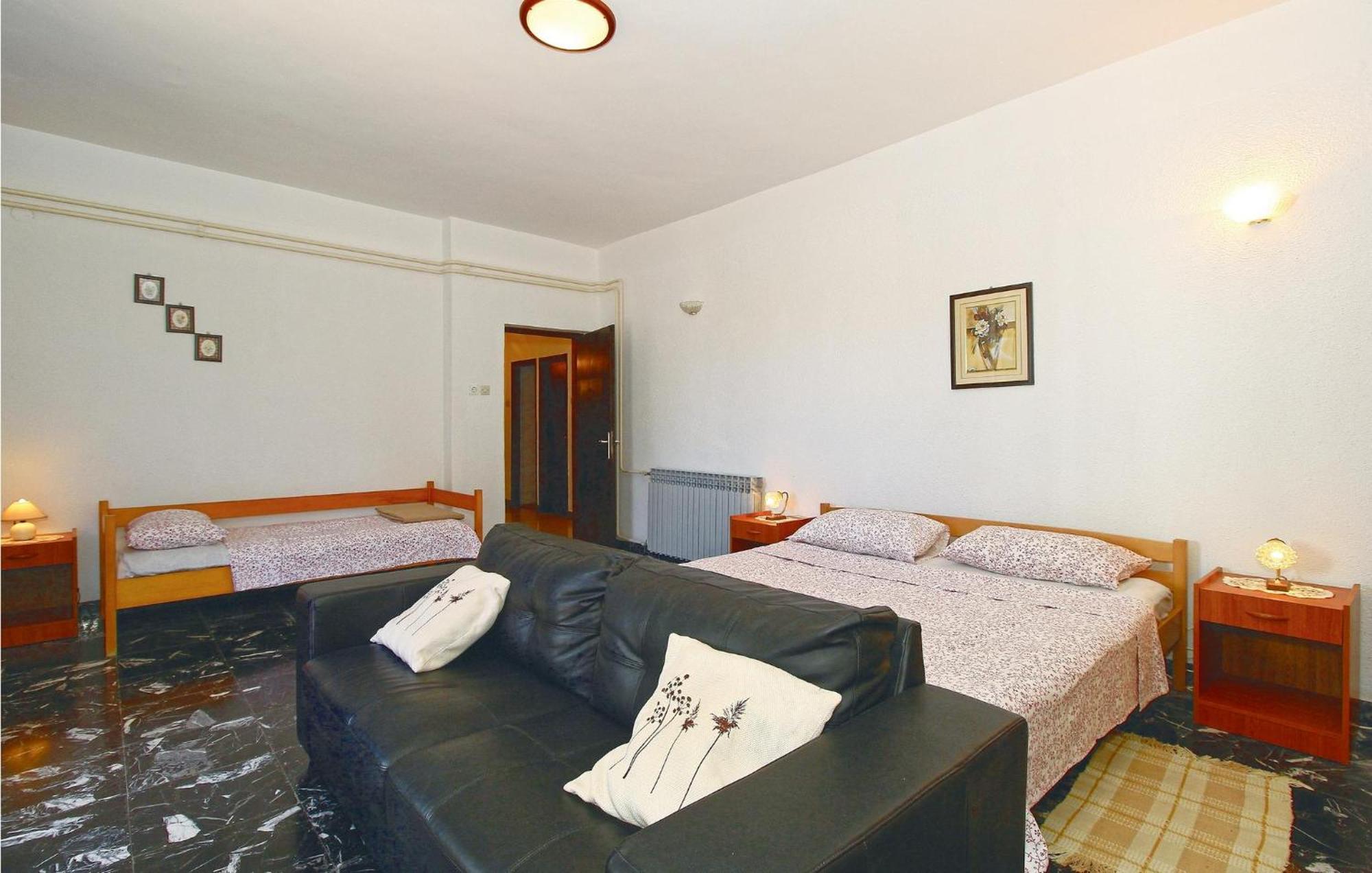 2 Bedroom Beautiful Apartment In Poreč Zewnętrze zdjęcie