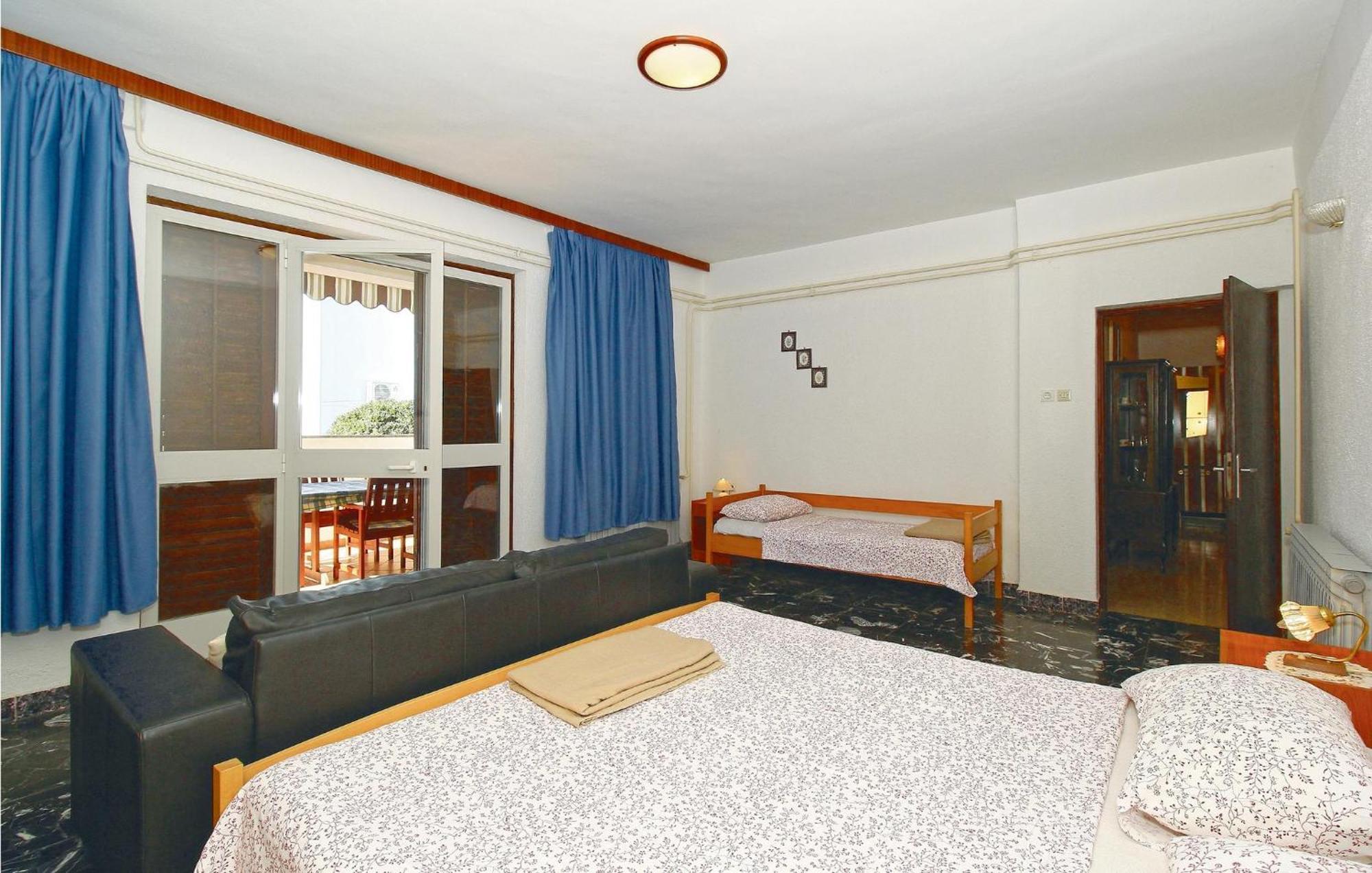 2 Bedroom Beautiful Apartment In Poreč Zewnętrze zdjęcie